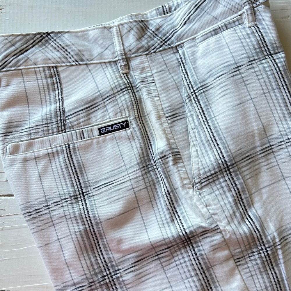 Rusty Mens Plaid Walk Shorts White Black Grey Size 30 J11108104